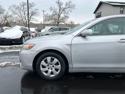 Used 2010 Toyota Camry LE image 19