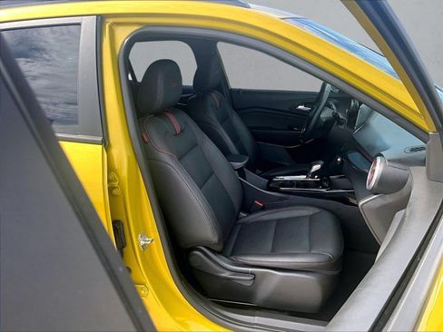 Used 2025 Chevrolet Trax RS FWD image 9