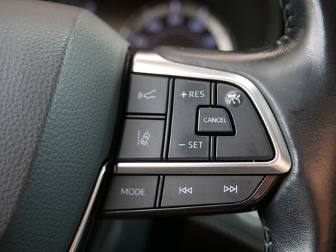 Used 2020 Toyota Highlander LE AWD/4WD image 29
