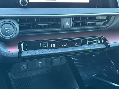 Used 2025 Toyota Prius Plug-In Hybrid image 19