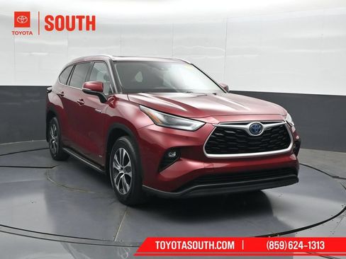 Used 2021 Toyota Highlander XLE AWD/4WD image 4