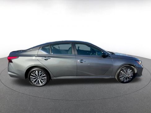 Used 2025 Nissan Altima 2.5 SV FWD image 16