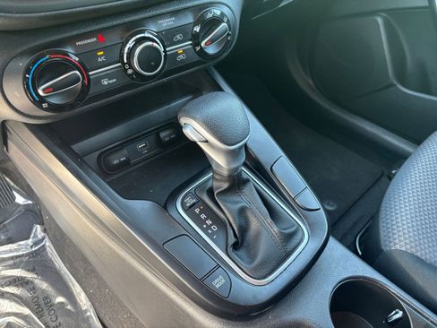 Used 2025 Kia Soul LX w/ LX Technology Package FWD image 36