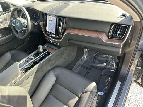 Used 2023 Volvo XC60 B5 Plus image 29