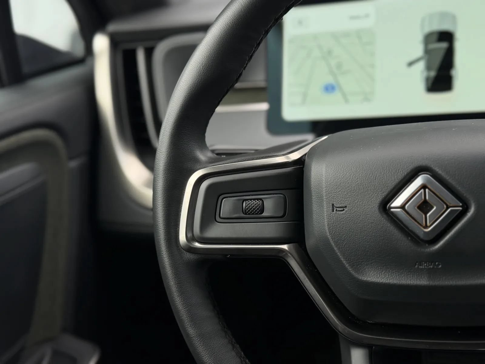Used 2025 Rivian R1S Adventure Dual AWD/4WD image 25