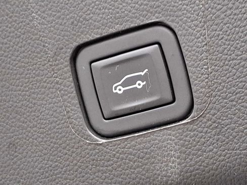 Used 2023 Chevrolet Traverse Premier w/ Redline Edition image 30