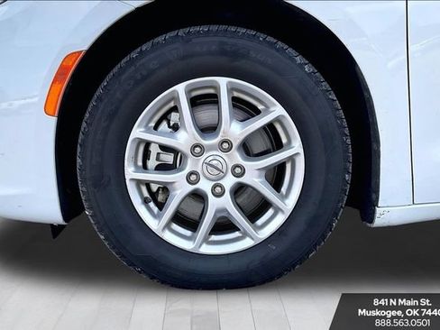 Used 2023 Chrysler Pacifica Touring-L FWD image 31