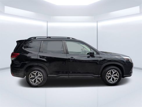 Used 2023 Subaru Forester Premium image 2