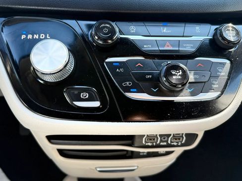 Used 2022 Chrysler Pacifica Touring-L FWD image 17