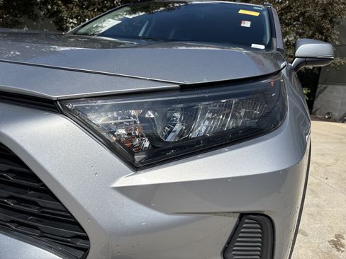 Used 2021 Toyota RAV4 LE AWD/4WD image 11