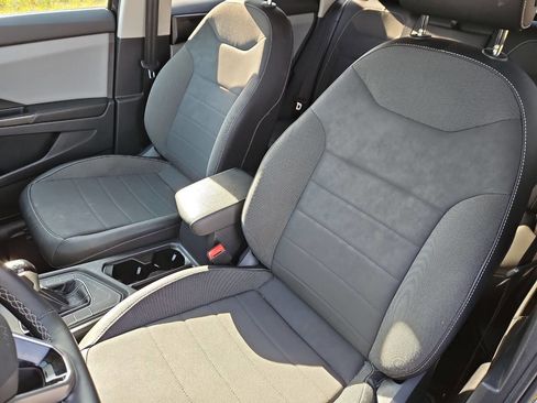 Used 2022 Volkswagen Taos SE image 9