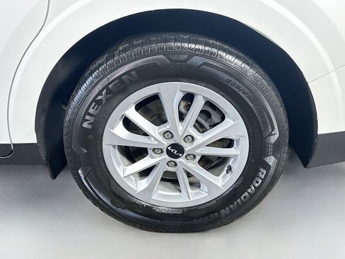 Certified 2024 Kia Carnival LX image 31