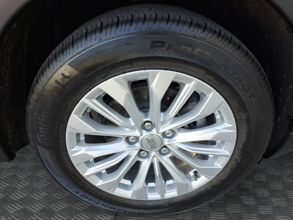 Certified 2024 Cadillac XT4 Luxury w/ Cold Weather Package FWD image 16