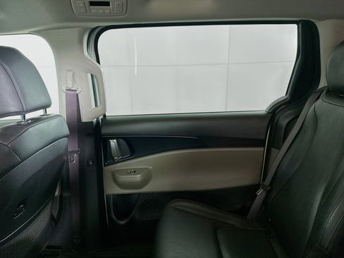 Used 2025 Kia Carnival FWD image 31