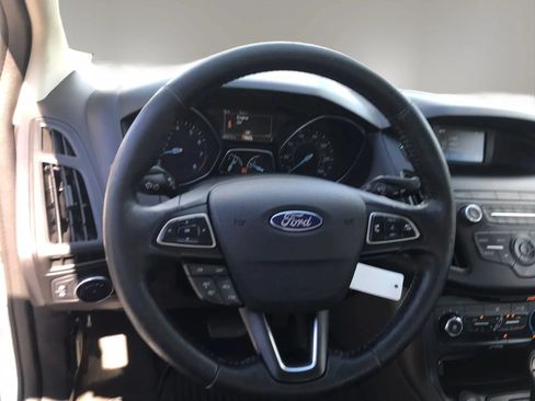 Used 2018 Ford Focus SE w/ SE Appearance Package FWD image 17