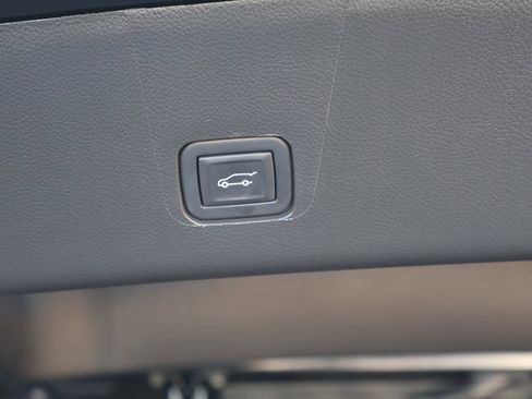 Used 2023 Chevrolet Traverse LT image 24