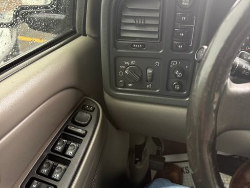 Used 2004 GMC Yukon SLE image 18