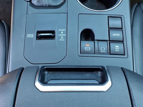 Used 2023 Toyota Highlander XLE image 18