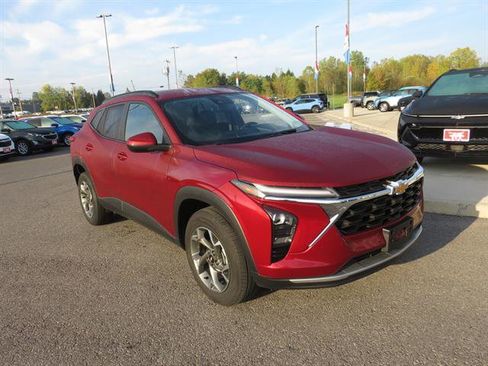 Used 2024 Chevrolet Trax LT image 2