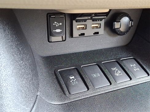 Used 2019 Toyota Highlander Limited image 26