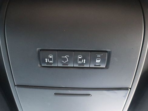Used 2015 Chrysler Town & Country S w/ Driver Convenience Group FWD image 17