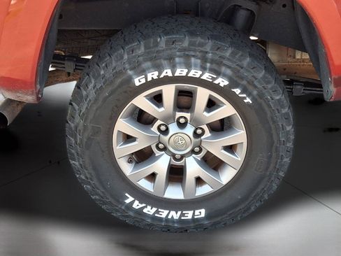 Used 2017 Toyota Tacoma SR5 w/ SR5 Appearance Package (SM) RWD image 16