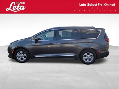 Used 2017 Chrysler Pacifica Touring-L Plus image 5