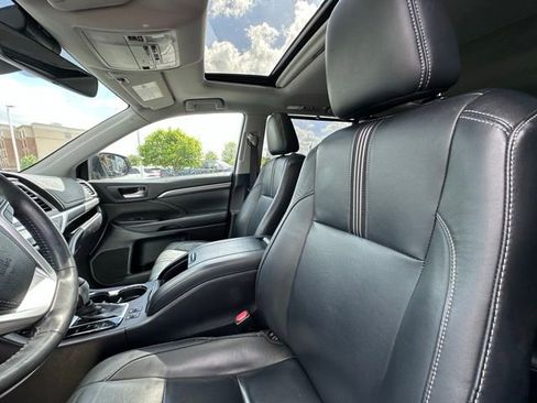 Used 2018 Toyota Highlander SE AWD/4WD image 19