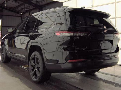 Used 2023 Jeep Grand Cherokee L Limited w/ Black Appearance Package AWD/4WD image 4