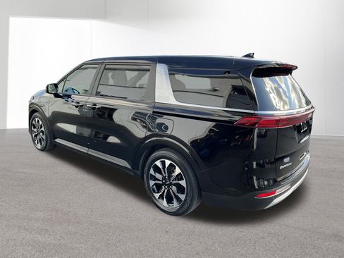 Used 2024 Kia Carnival EX FWD image 5