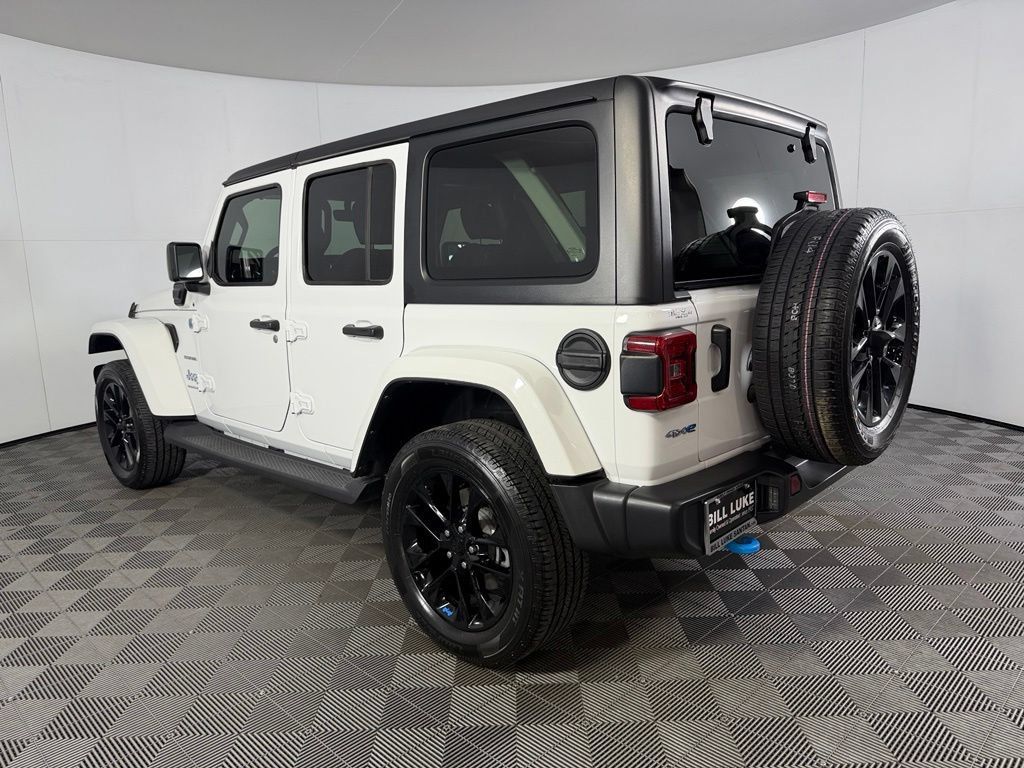 Used 2023 Jeep Wrangler Unlimited Sahara AWD/4WD image 9