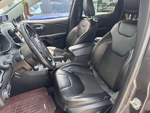 Used 2019 Jeep Cherokee Latitude Plus AWD/4WD image 6