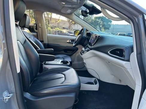 Used 2023 Chrysler Pacifica Touring-L image 33
