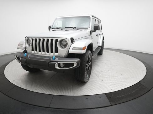 Used 2022 Jeep Wrangler Unlimited Sahara w/ Cold Weather Group image 32