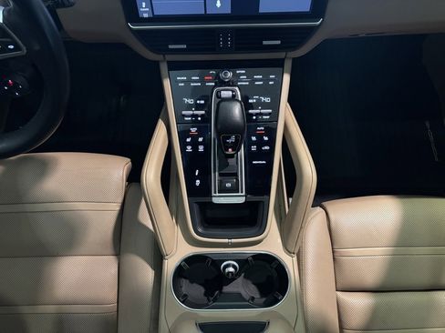 Used 2019 Porsche Cayenne E-Hybrid image 16