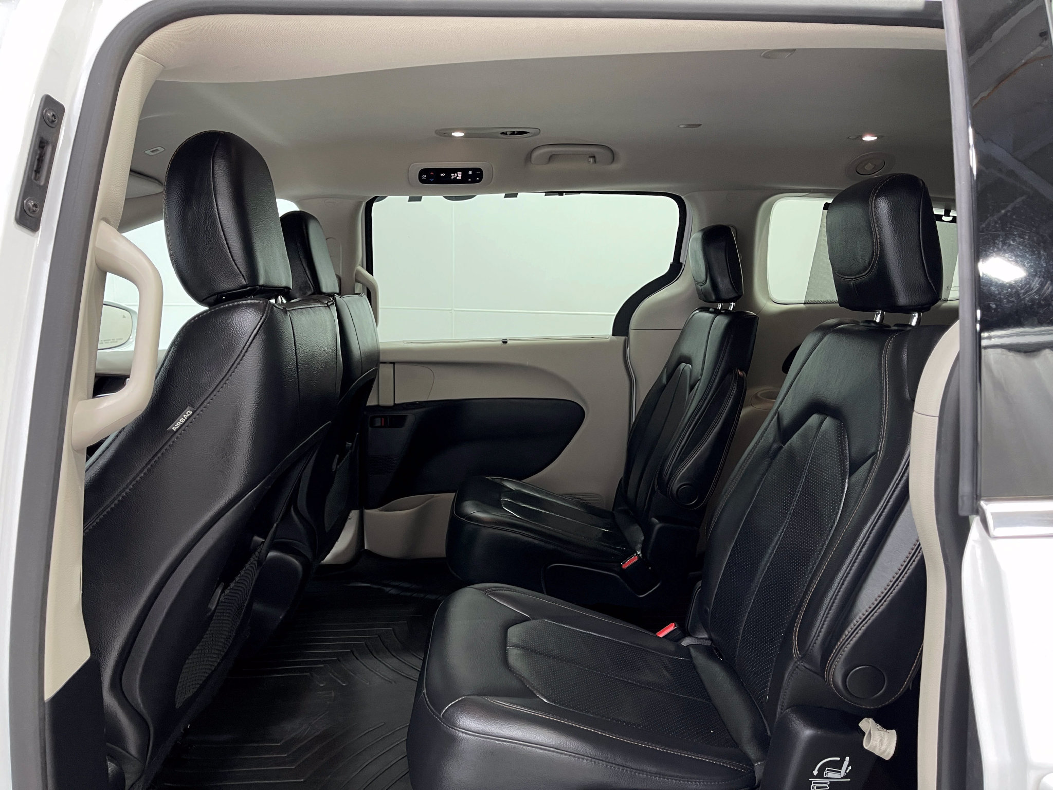 Used 2019 Chrysler Pacifica Touring-L FWD image 28