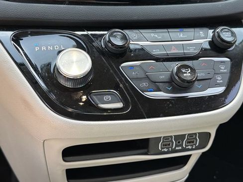 Used 2024 Chrysler Pacifica Touring-L FWD image 14