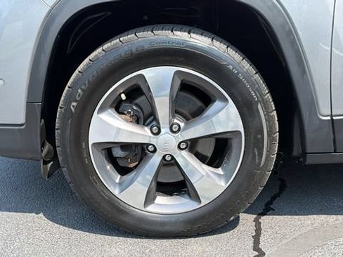 Used 2019 Jeep Cherokee Limited w/ Technology Group AWD/4WD image 9