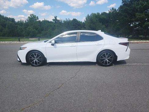 Used 2023 Toyota Camry SE FWD image 2