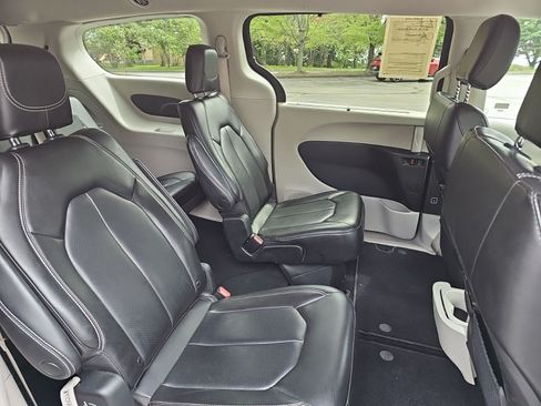 Used 2023 Chrysler Pacifica Touring-L FWD image 15