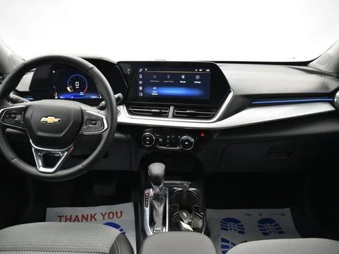Used 2025 Chevrolet Trax LT w/ LT Convenience Package image 19