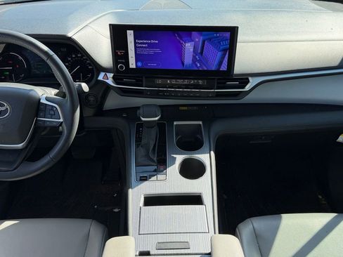 Used 2025 Toyota Sienna XLE w/ XLE Plus Package FWD image 12
