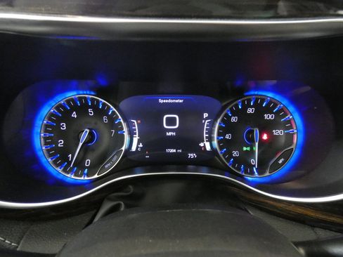 Used 2024 Chrysler Pacifica Limited w/ Trailer Tow Group AWD/4WD image 22