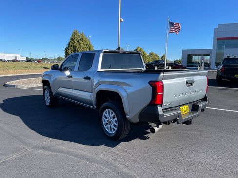 Certified 2025 Toyota Tacoma SR AWD/4WD image 5