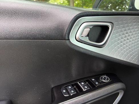 Used 2025 Kia Soul LX w/ LX Technology Package FWD image 18