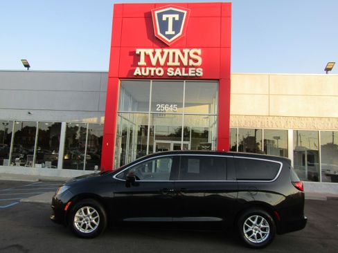 Used 2022 Chrysler Voyager LX FWD image 1