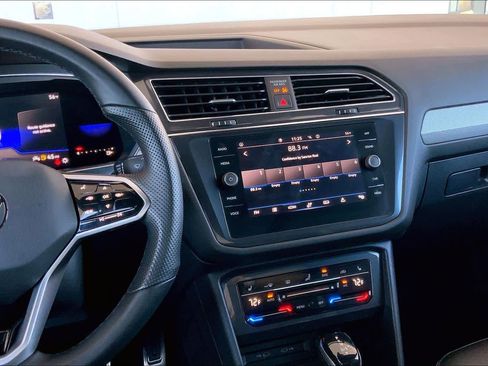 Used 2022 Volkswagen Tiguan SE R-Line image 6