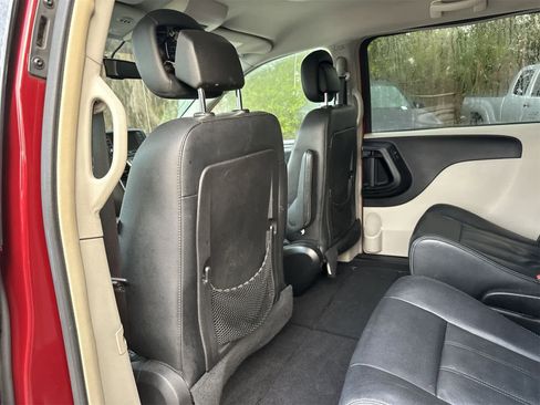 Used 2016 Chrysler Town & Country Touring image 12