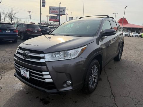 Used 2019 Toyota Highlander XLE AWD/4WD image 3