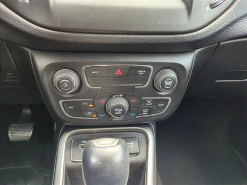 Used 2017 Jeep Compass Latitude w/ Popular Equipment Group FWD image 8